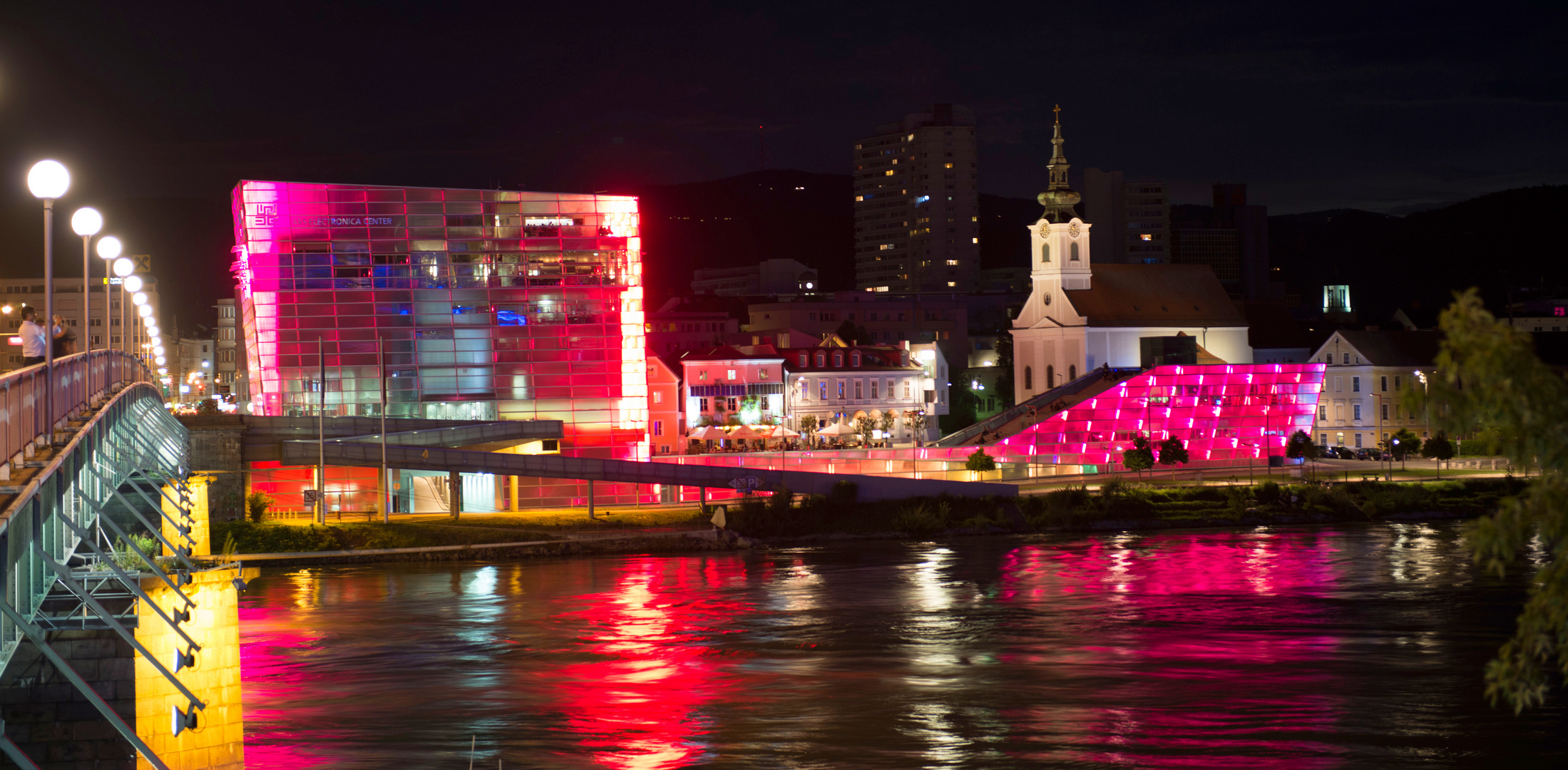 Linz bei Nacht ARS Elektronica Bild Nr.1