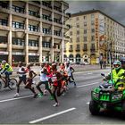 Linz Marathon - die Spitzenläufer nähern sich der Nibelungenbrücke