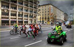 Linz Marathon - die Spitzenläufer nähern sich der Nibelungenbrücke