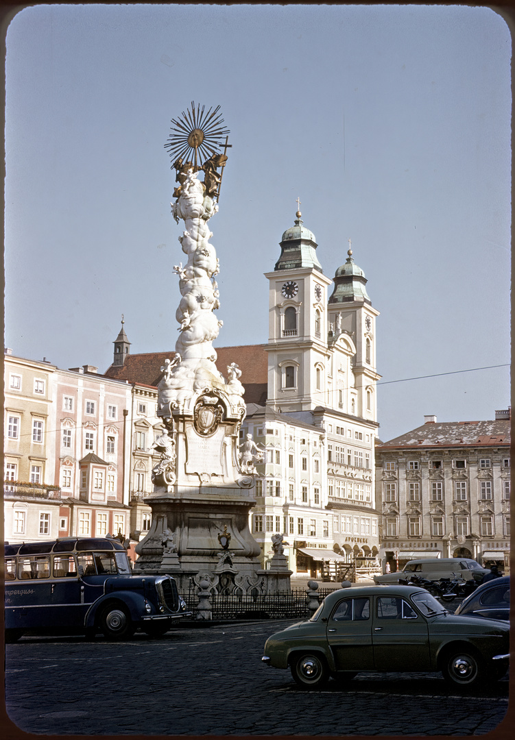 Linz mit Renault Dauphine 1957 Red Kodachrome