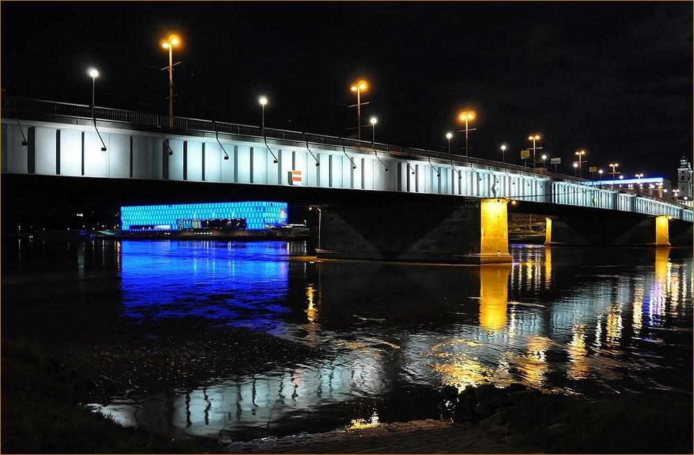 Linz - Nibelungenbrücke mit Lentos