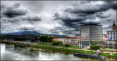 Linz - über dem Generalihochhaus "braut" sich etwas zusammen....