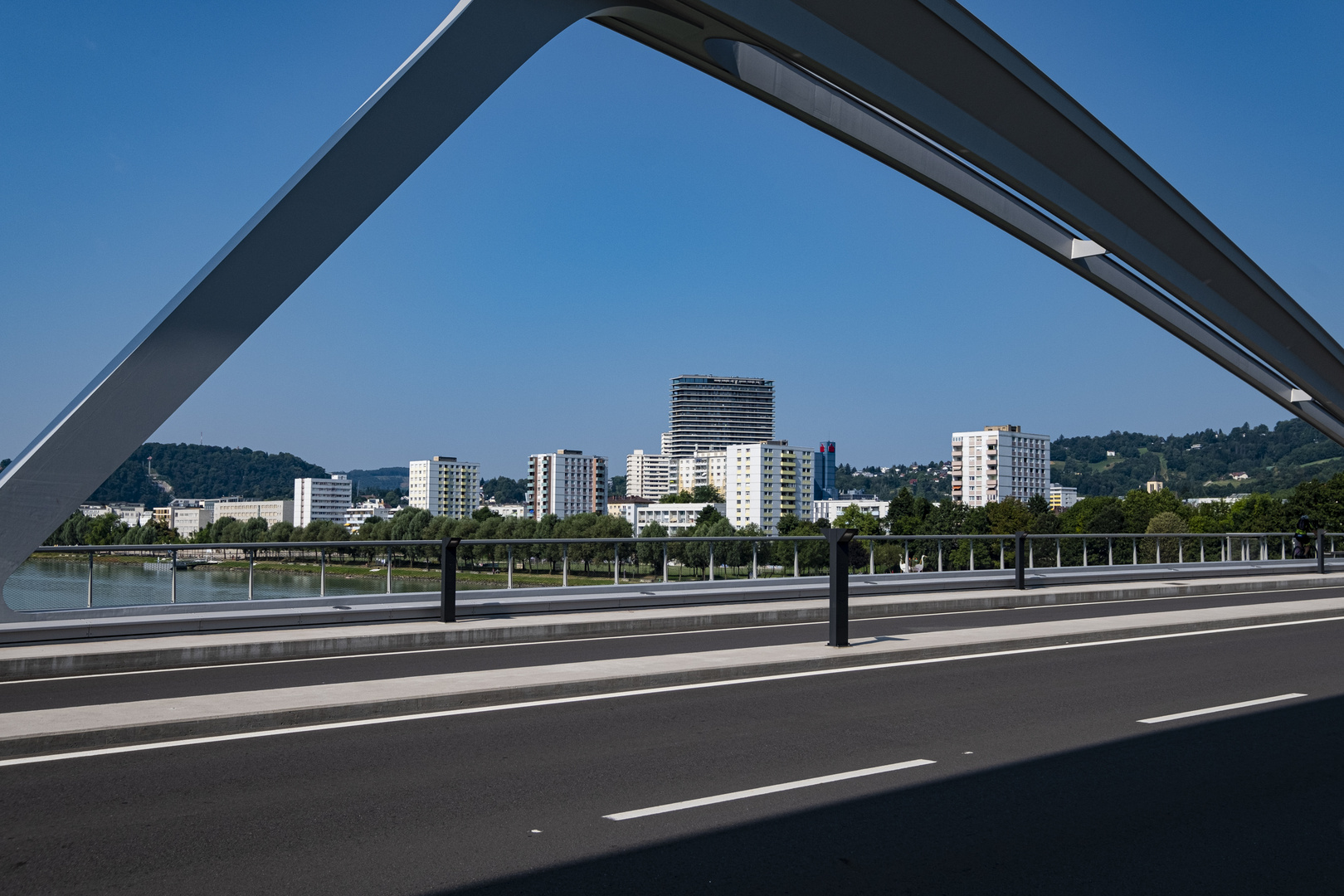 Linzer Donaubrücke mit Durchblick auf Urfahr.