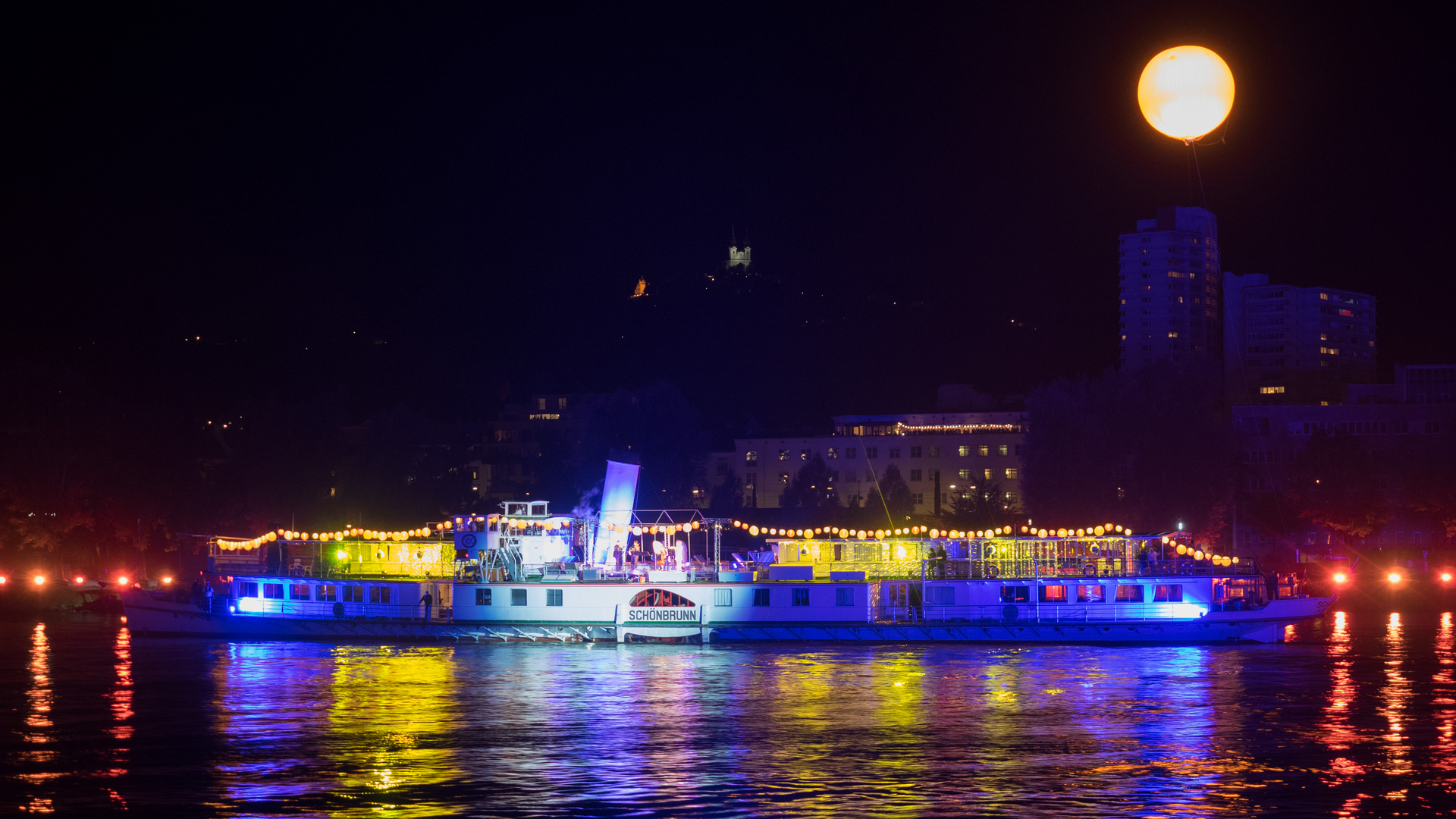 Linzer Klangwolke - Musikschiff auf der Donau