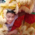 Lion dance "Rueckteil" Taenzer in der Pause