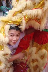 Lion dance "Rueckteil" Taenzer in der Pause