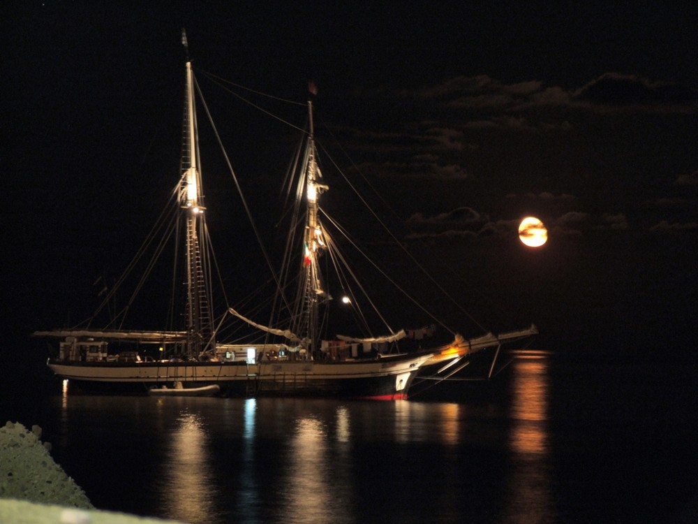 Lipari: caicco all'ancora