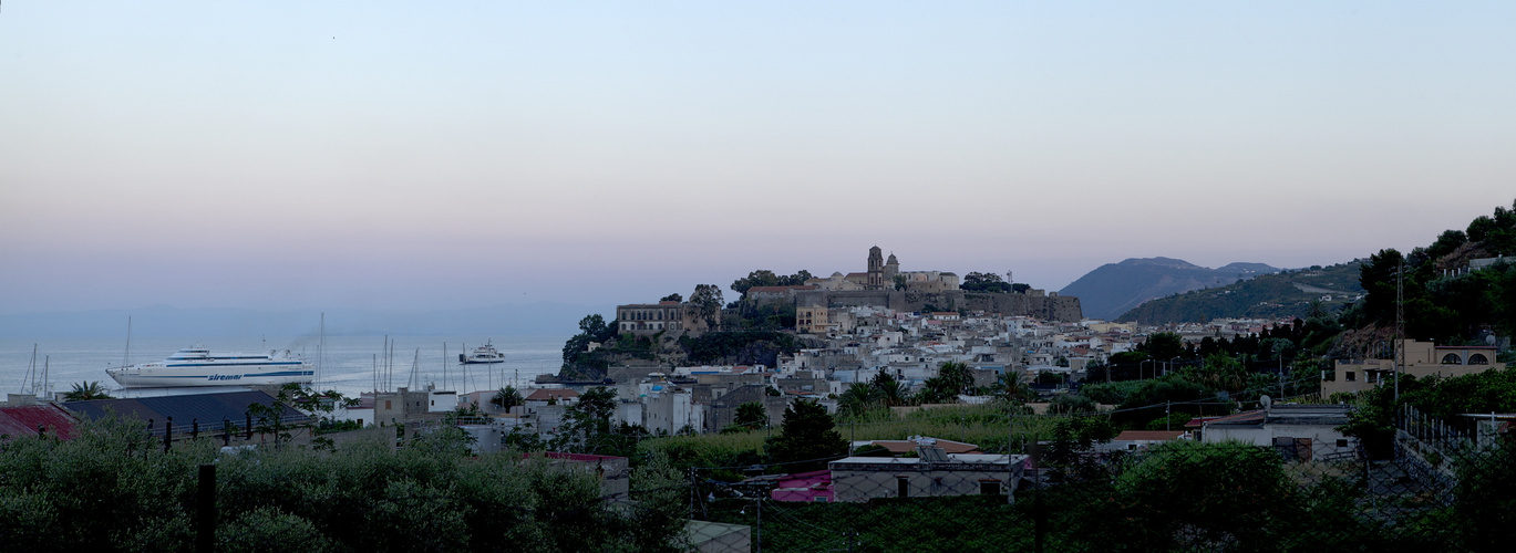 Lipari citta di sera