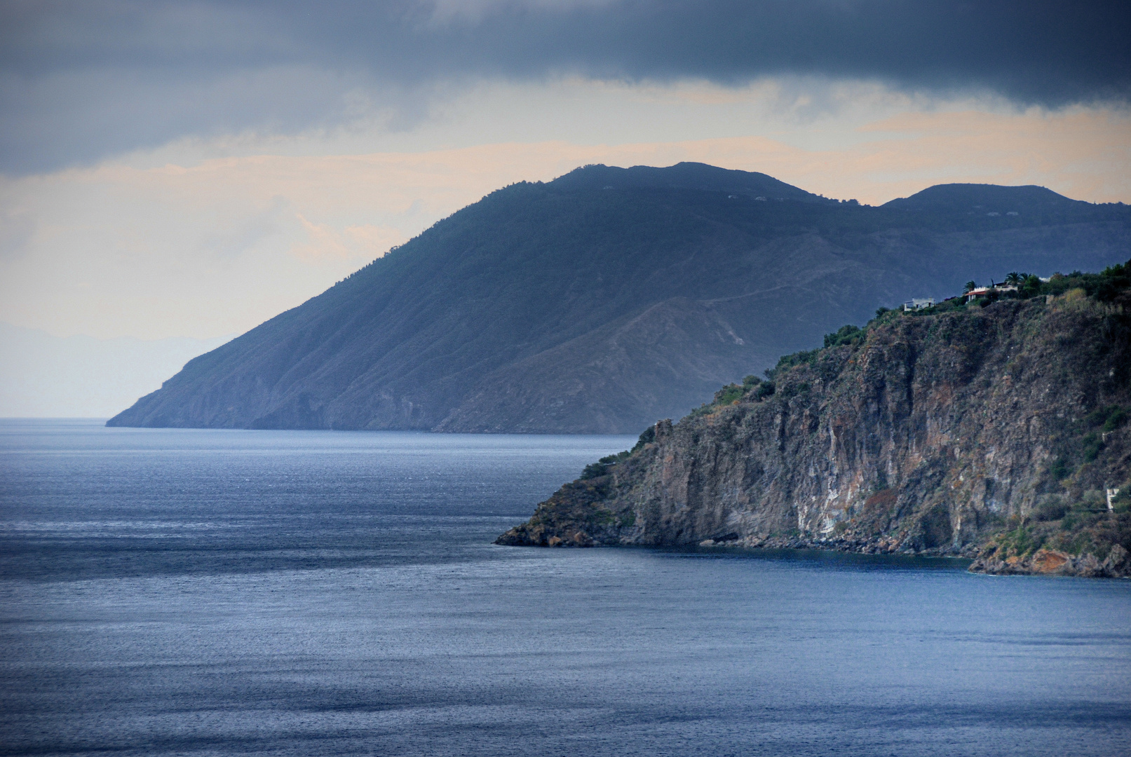 Liparische Inseln: Blick von Lipari auf Vulcano