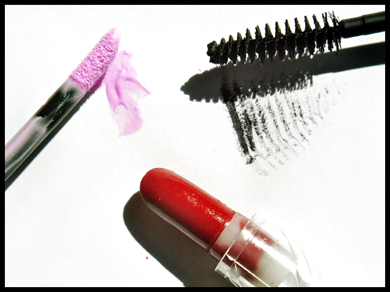 Lipgloss, Wimperntusche und Lippenstift...