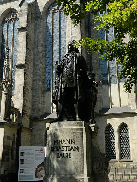 Lipsia: il monumento a J.S. Bach a fianco della Thomaskirche