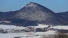 Lipska hora, der böhmische Lippenberg am Morgen des letzten kalendarischen Wintertages ...