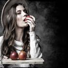 Lisa beisst in den Apfel-5175_color