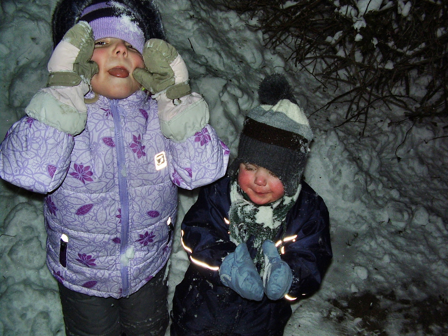 Lisa-Marie und Maximilian beim Toben im Schnee