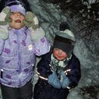 Lisa-Marie und Maximilian beim Toben im Schnee