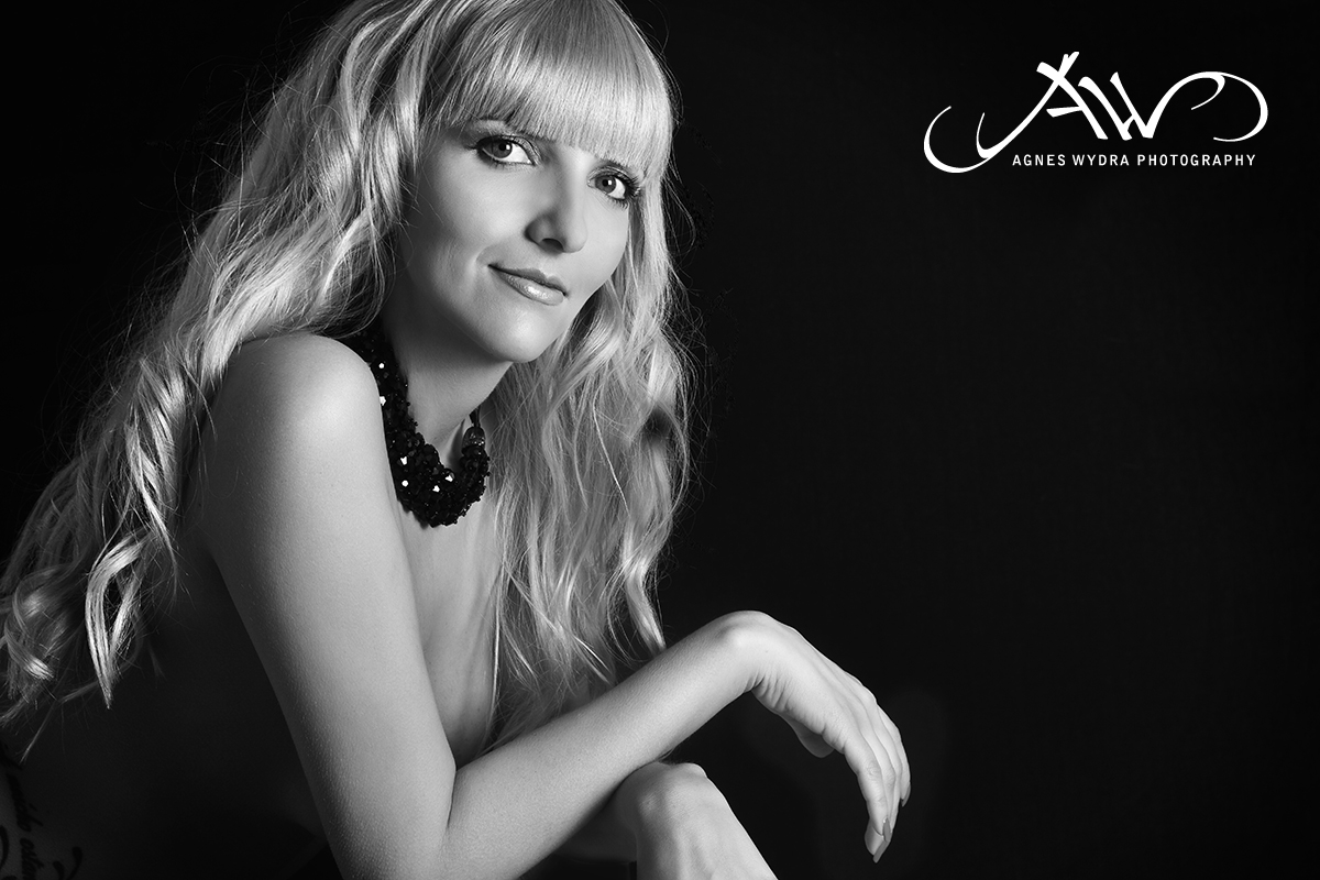 Lisa S / Black White