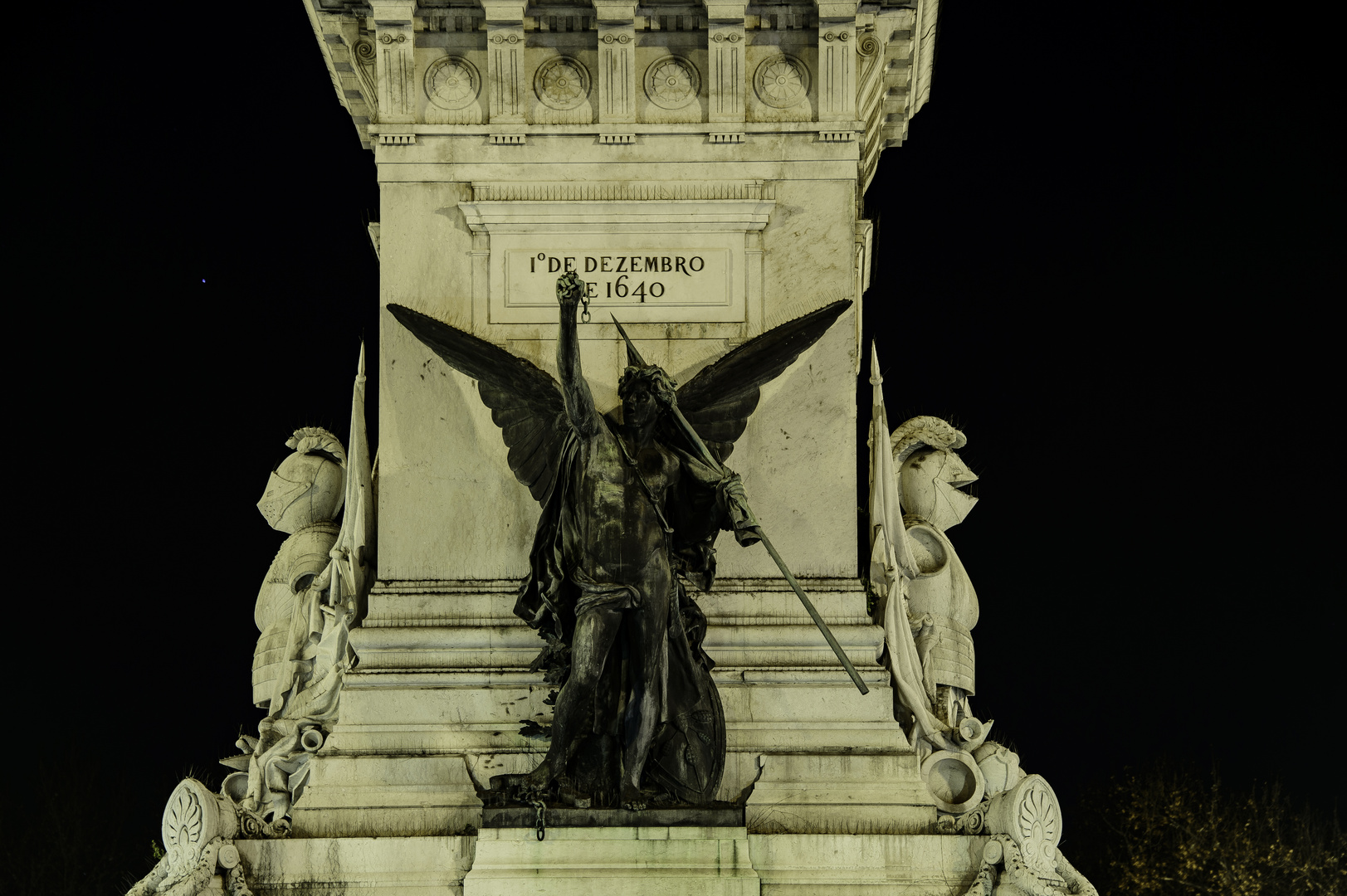 Lisboa by night - Statue