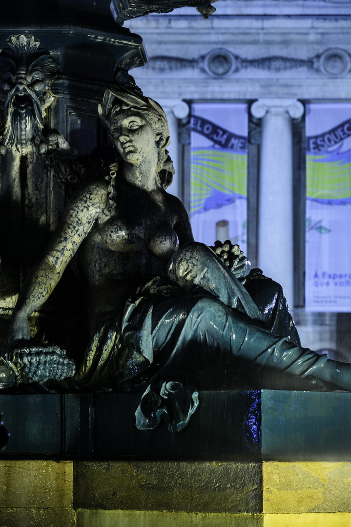 Lisboa by night - Statue am Bronzebrunnen