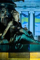 Lisboa by night - Statue am Bronzebrunnen