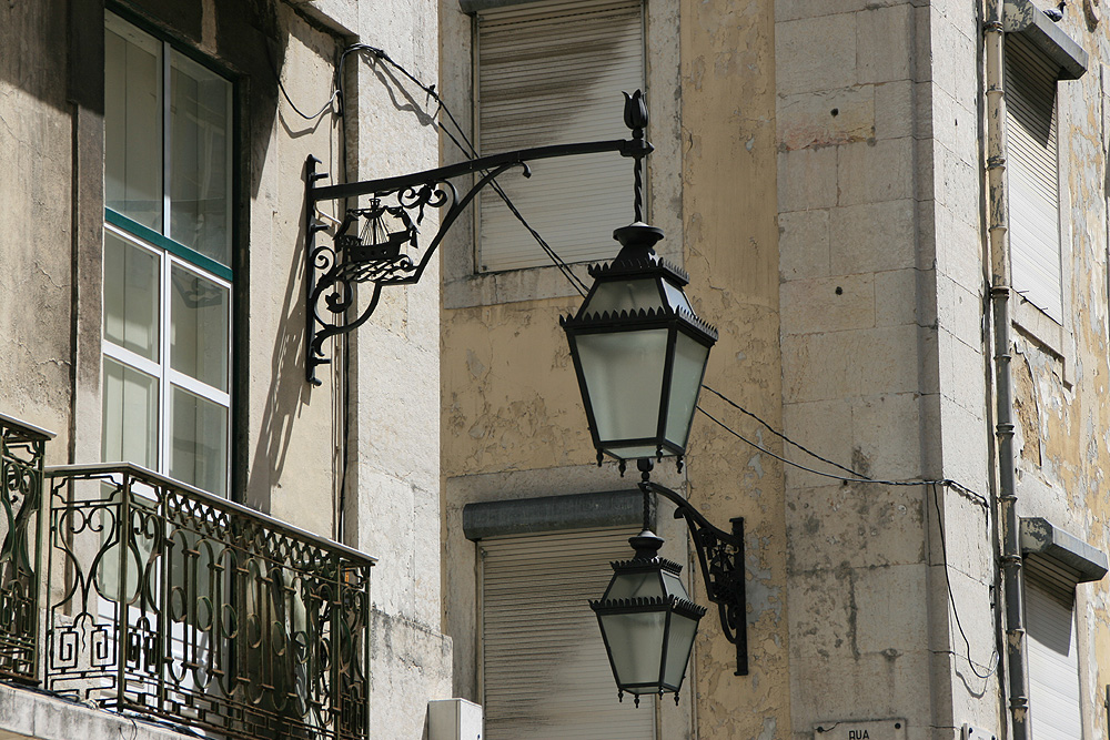 Lisboa - Lampen im Baixa-Viertel