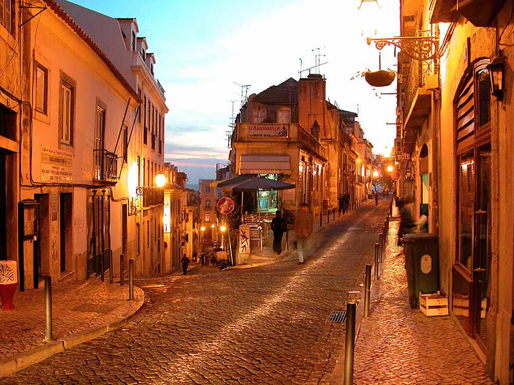 Lisboa-streets to tejo river