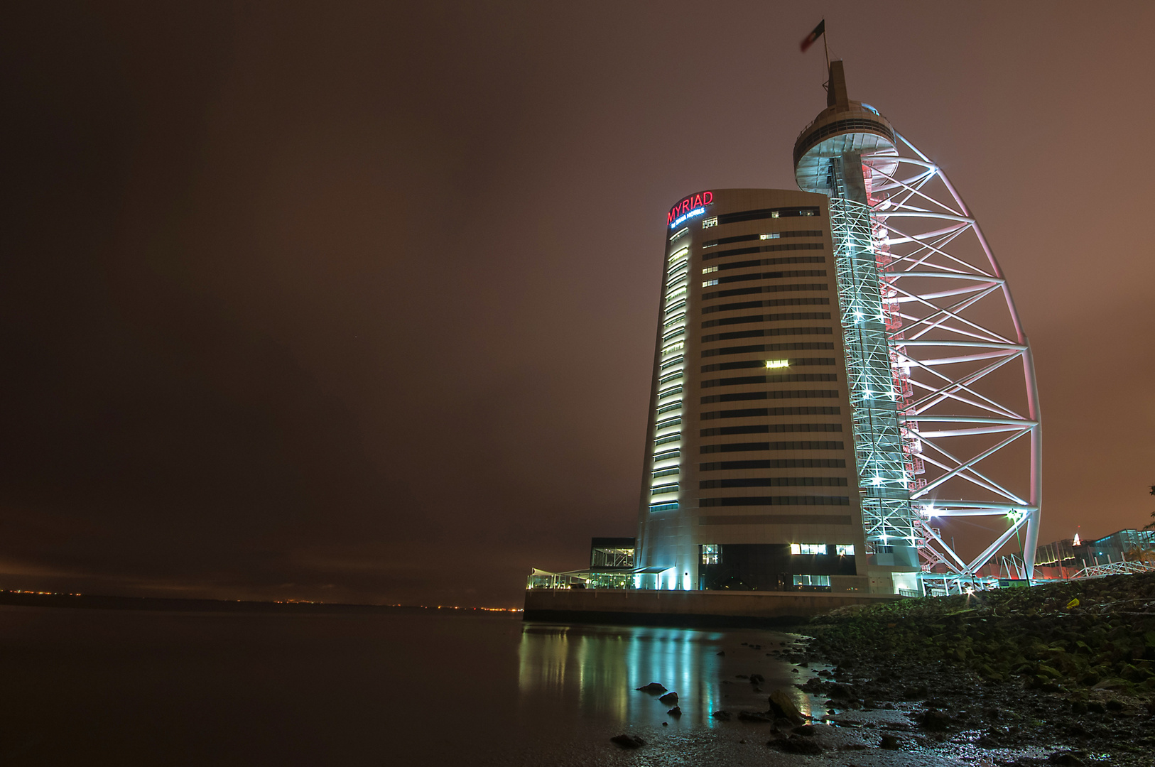 lisbon by night