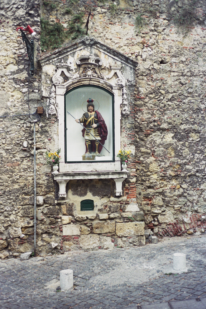 Lisbona, agosto 1997 - Altarino sull'Alfama