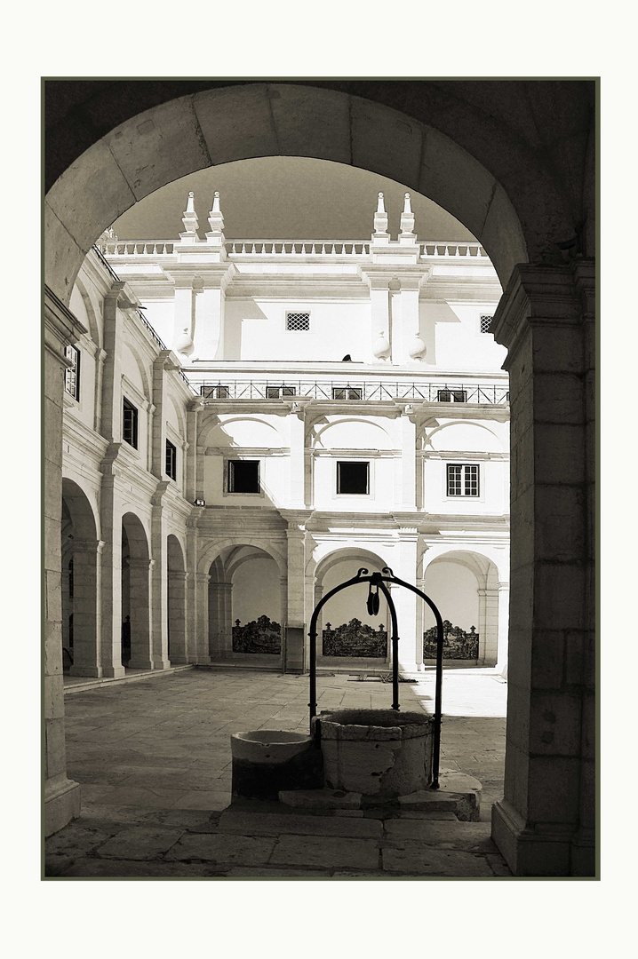 Lisbona: Monastero San Vicente de Fora -Particolare di un cortile esterno