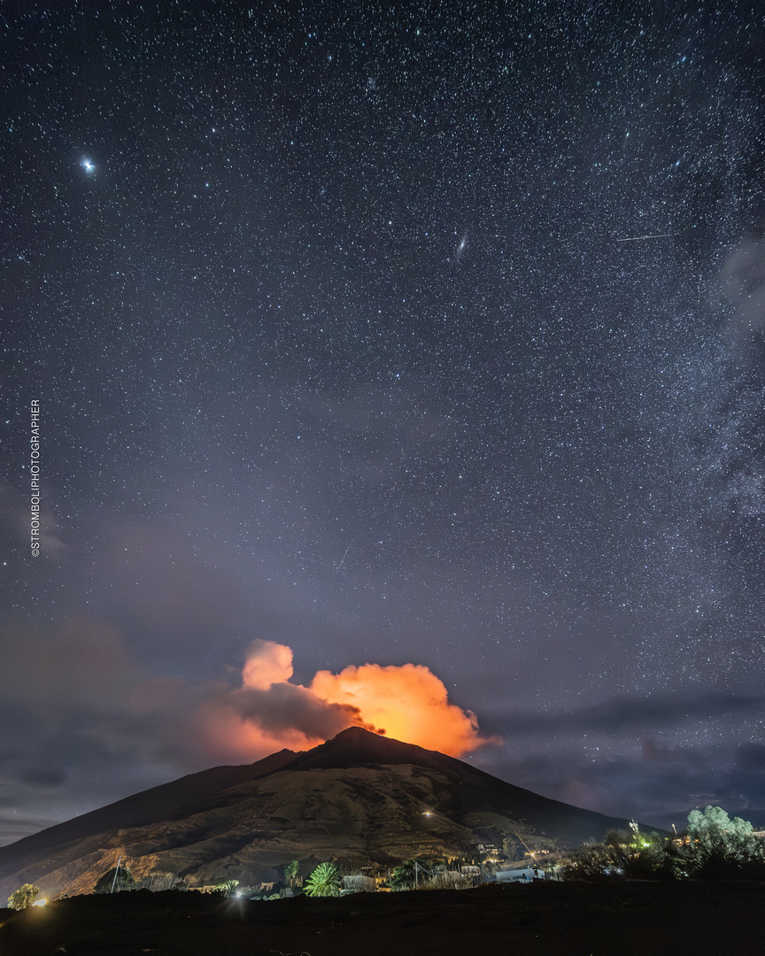 L'isola di Stromboli di notte e di giorno.