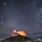 L'isola di Stromboli di notte e di giorno.