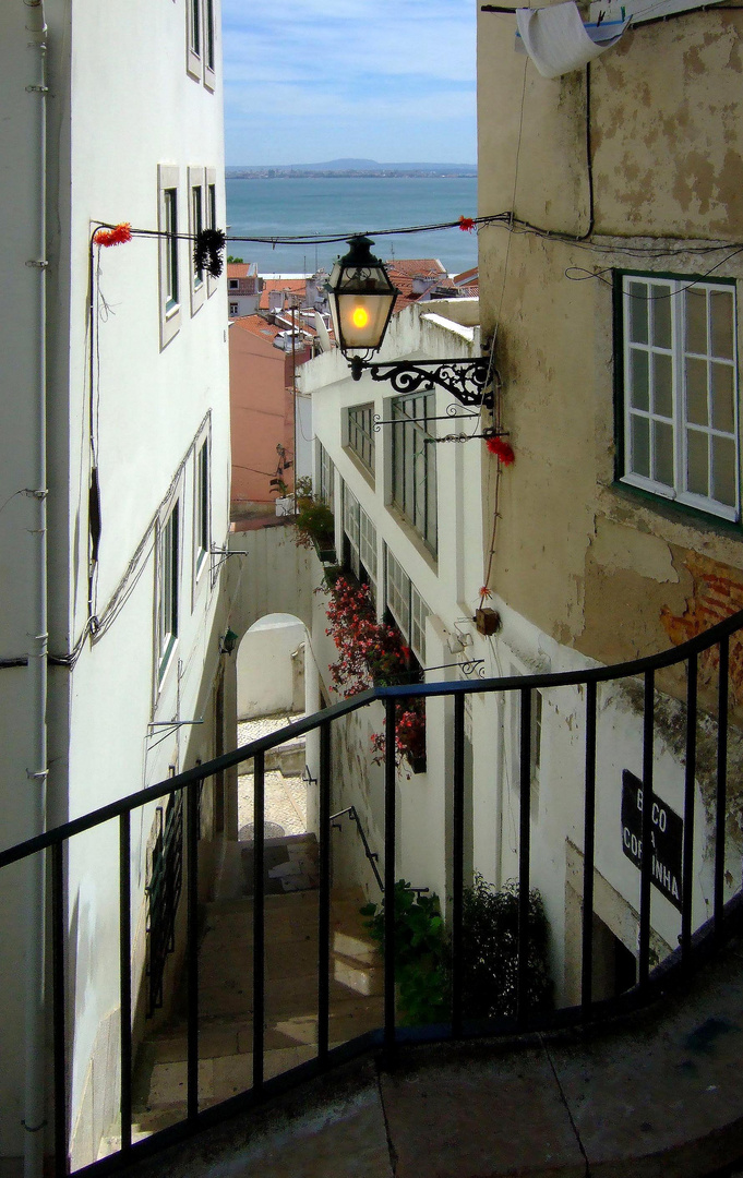 Lissabon - Alfama-Blick zum Tejo