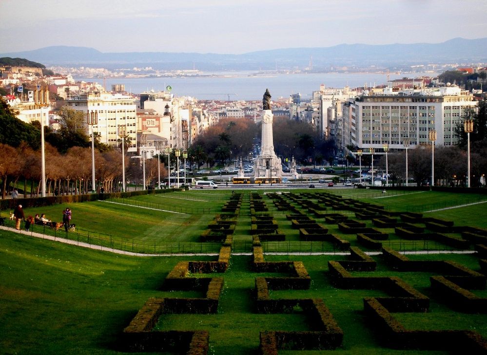 Lissabon: Blick auf den Stadtkern mit dem Tejo im Hintergrund
