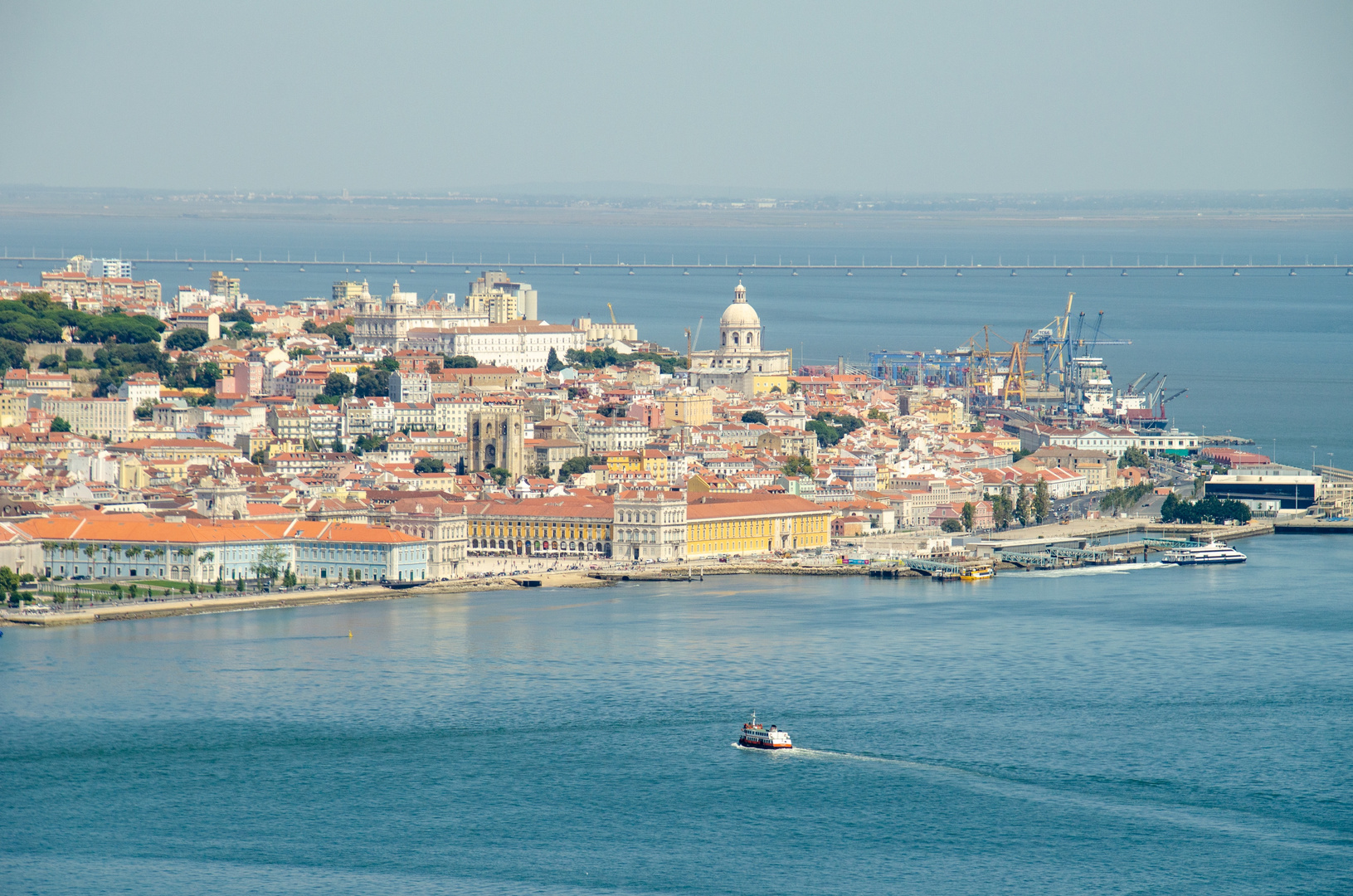 Lissabon - Blick auf die Altstadt und den Tejo