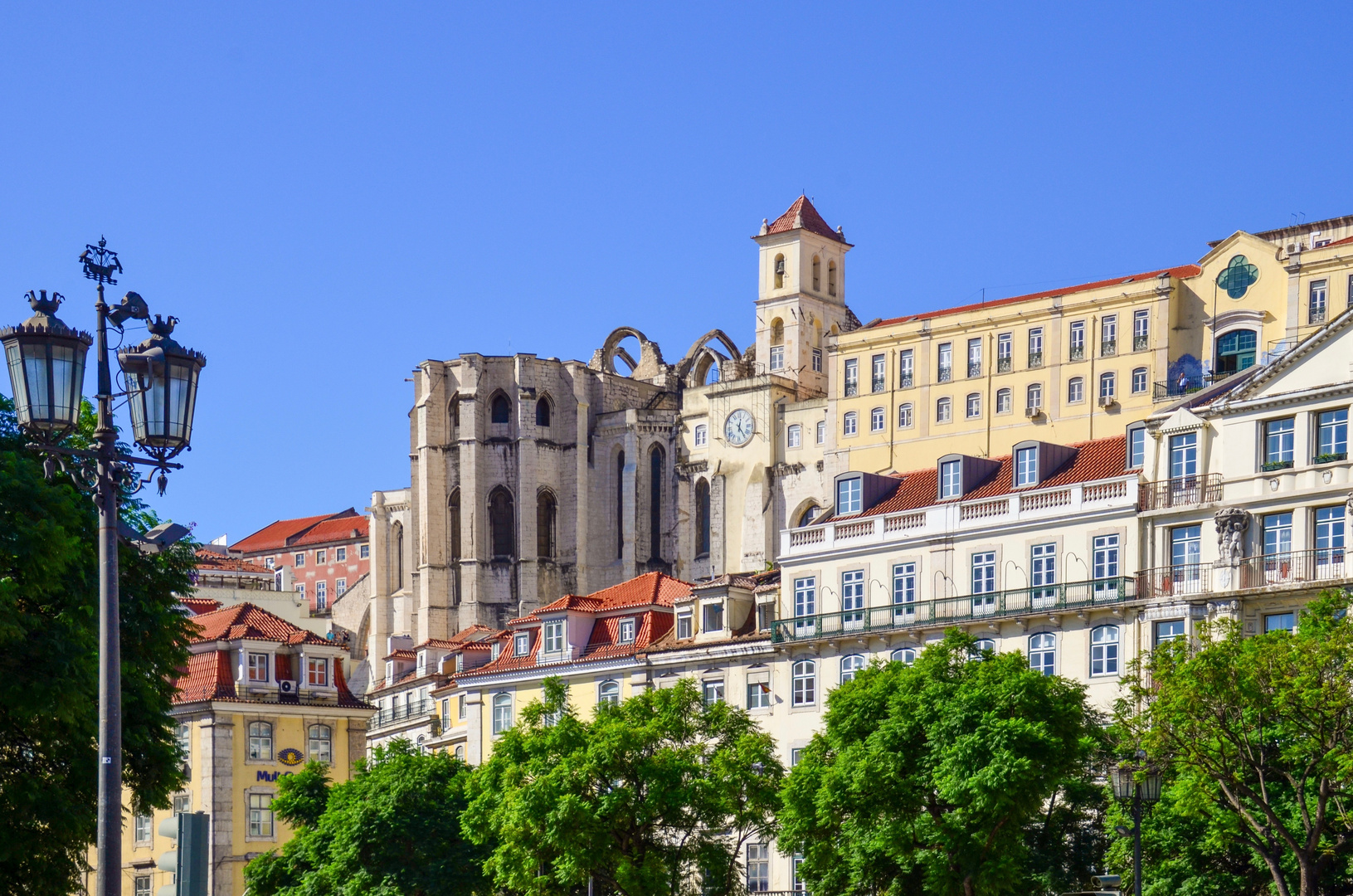 Lissabon - Blick auf die Ruine der Kirche des Karmeliterklosters im Stadtteil Chiado