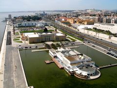 Lissabon: Blick vom Vasco Da Gama Denkmals nach Westen, entlang des Tejo Richtung Atlantik.