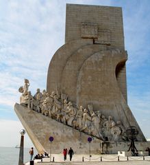 Lissabon: Denkmal zu Ehren Vasco Da Gamas, der vorne dran steht, mit Schiffchen unter'm Arm