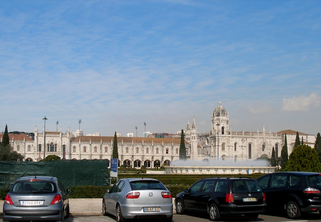 Lissabon; des Kloster - Aussenansicht mit vorgelagertem Brunnen