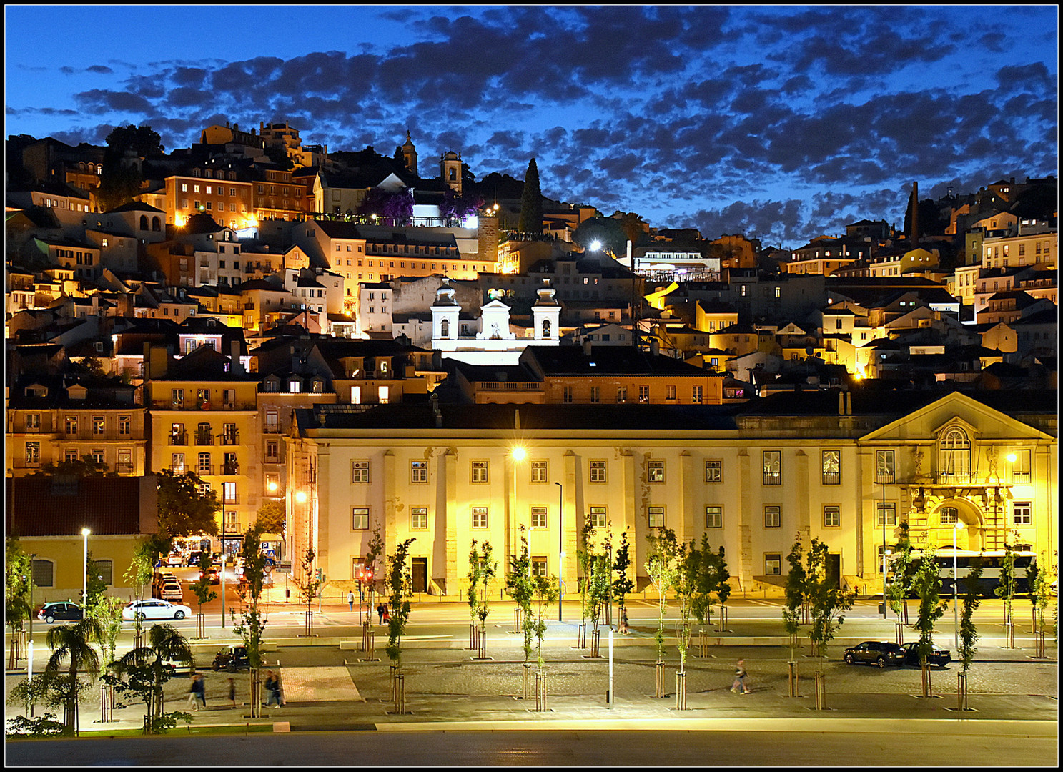  ... Lissabon ( die Alfama ) zur Blauen Stunde...