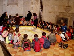 Lissabon: eine Schulklasse im Kloster im Spiel vertieft