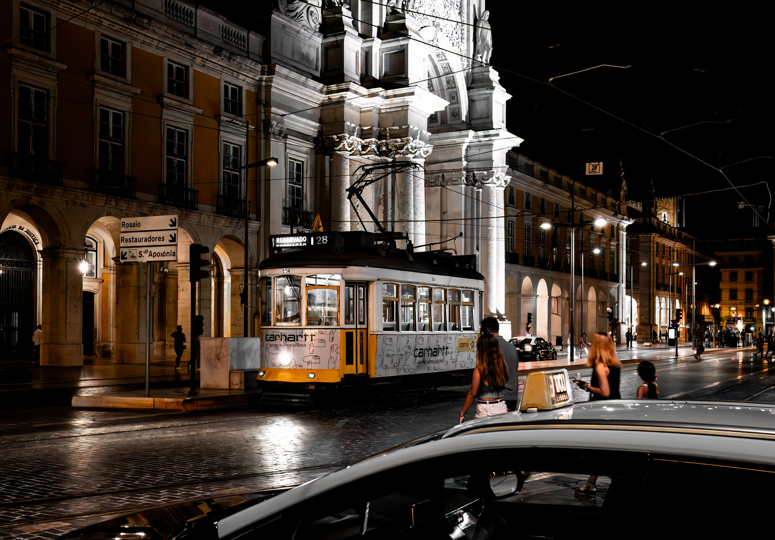 Lissabon - Historische Tram vor der Arco da Rua Augusta