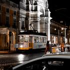 Lissabon - Historische Tram vor der Arco da Rua Augusta