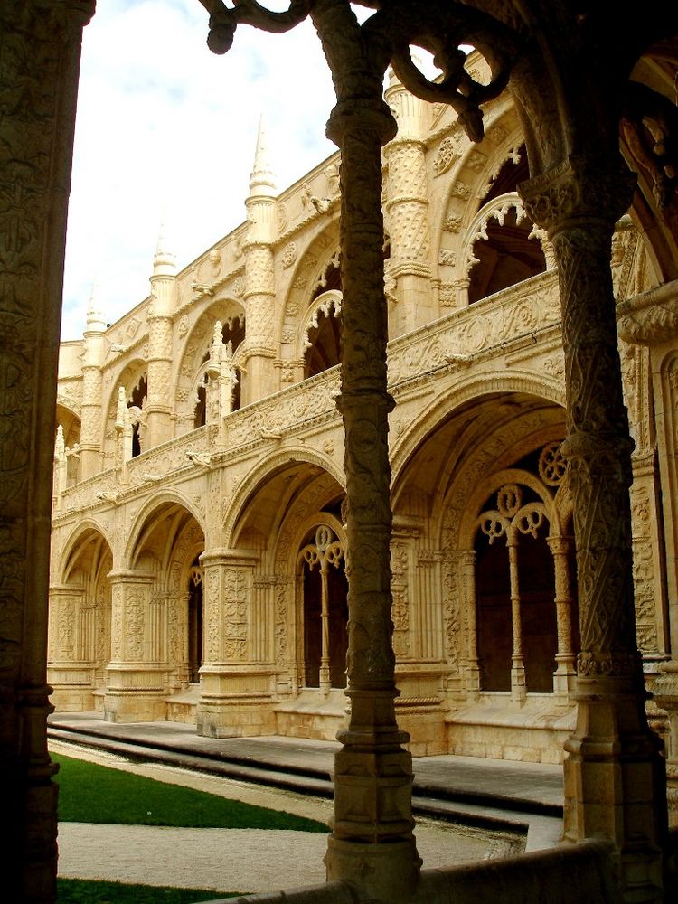 Lissabon: Kloster-Innenhof durch die Arkaden