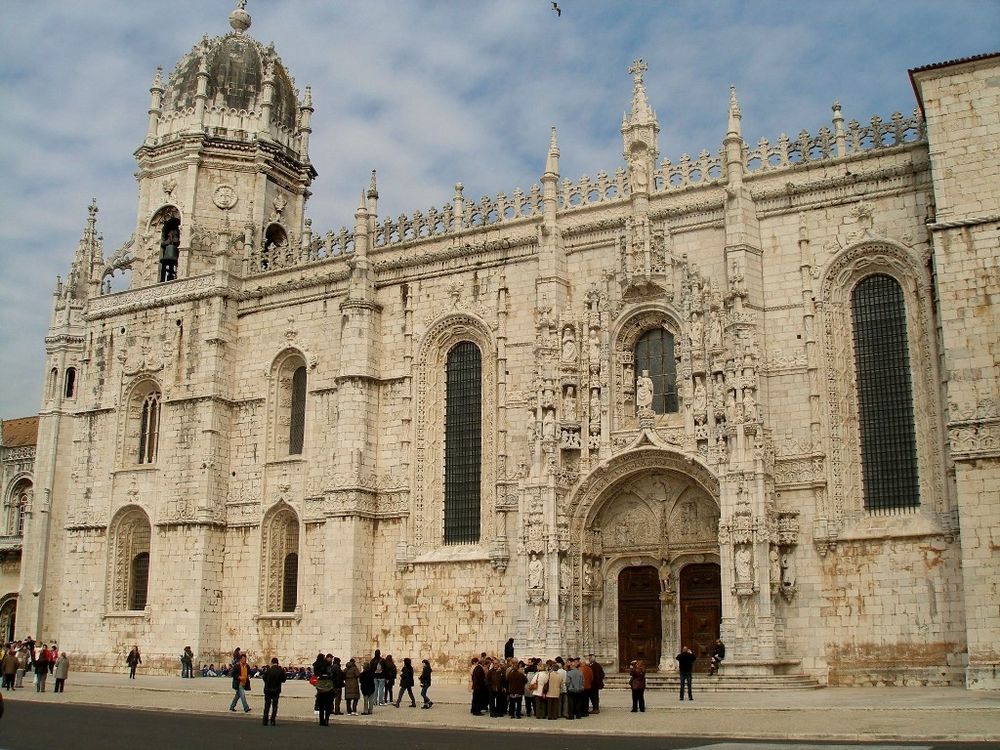 Lissabon: Klosterfassade nahe des Flusses Tejo