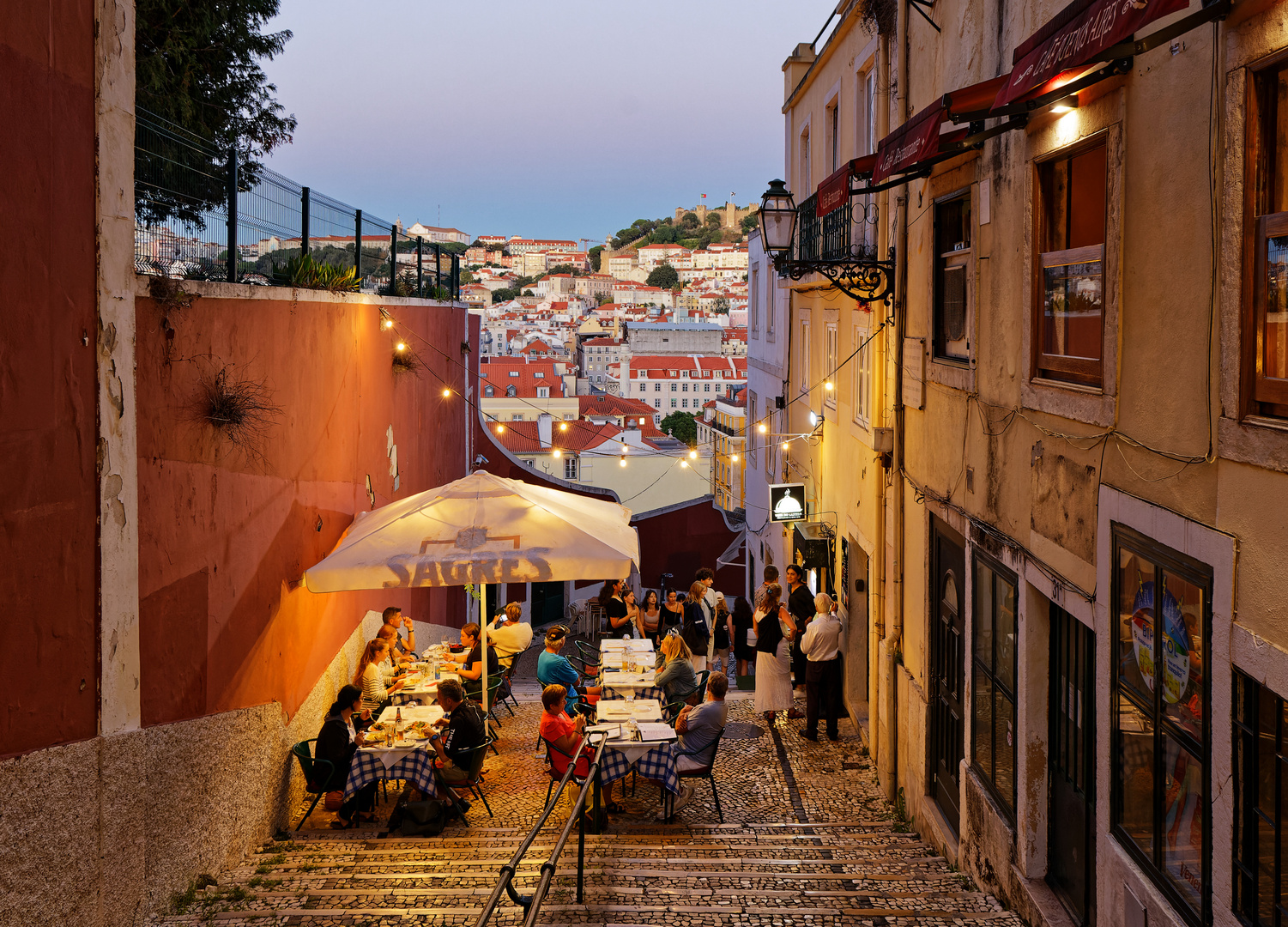 Lissabon. Malerische Gasse mit Restaurant im Freien