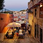 Lissabon. Malerische Gasse mit Restaurant im Freien