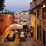 Lissabon. Malerische Gasse mit Restaurant im Freien