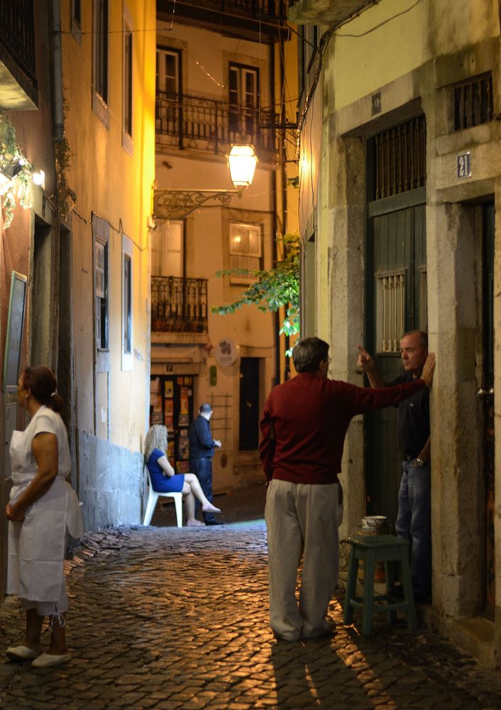 Lissabon - Nächtliche Straßenszene in der Alfama
