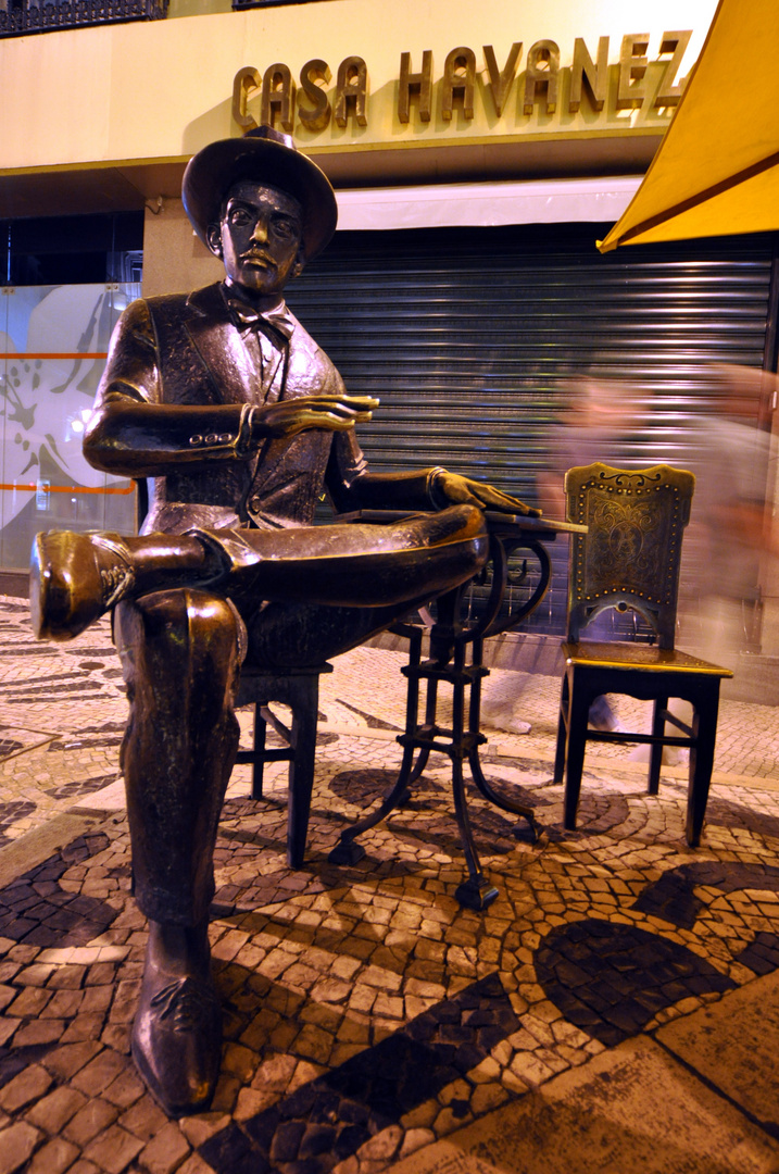 Lissabon . Pessoa-Skulptur