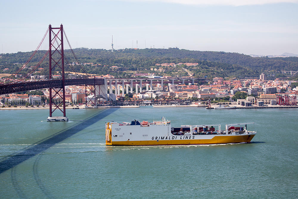 Lissabon, Ponte de 25 Abril, Grimaldi Lines (c)