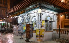 Lissabon - Quiosque  -  Kiosk im Regen